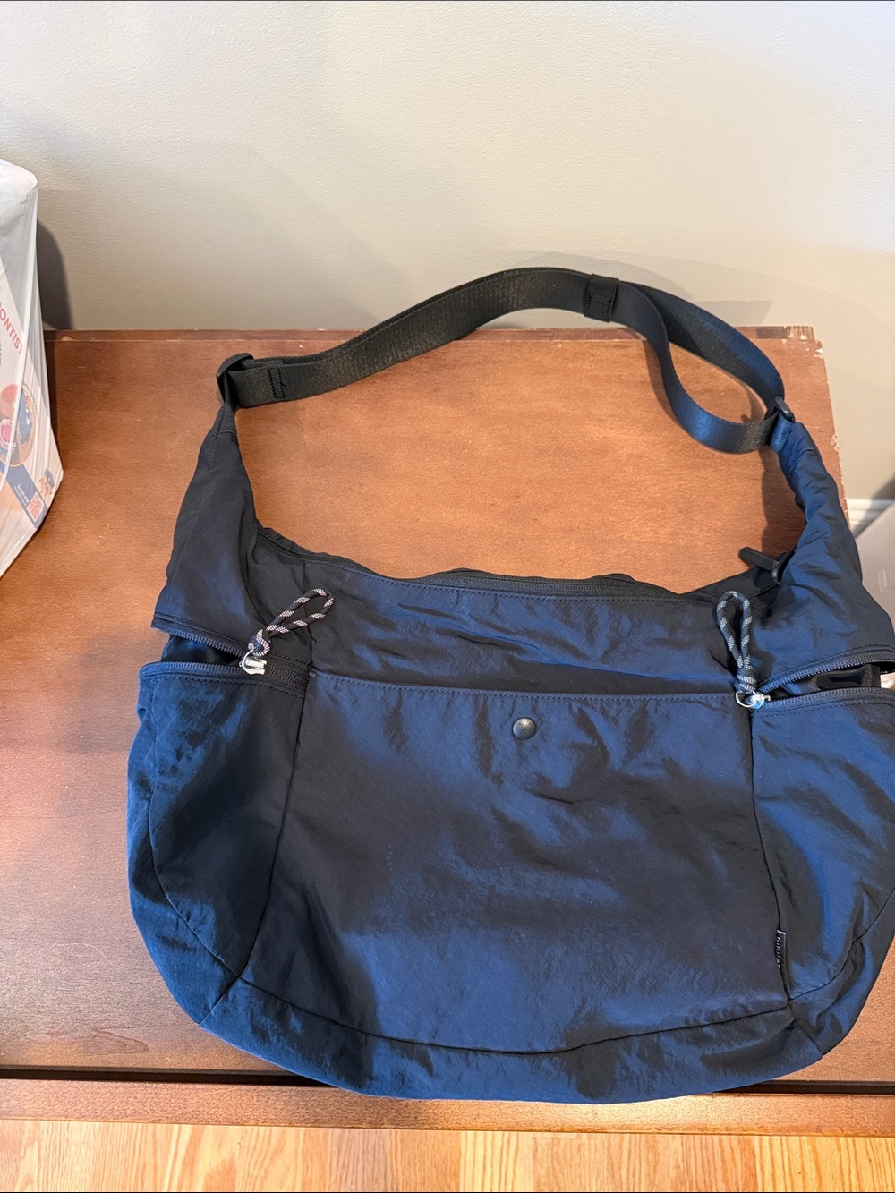 Women’s lululemon slouchy sling bag 13L